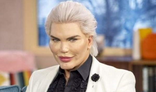رجل يجري 60 عملية تجميل ليشبه الدمية ” كين ” !