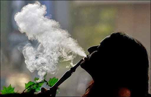 تعلم الألمانية: جمل كـ” صب الزيت على النار/أكاد أتبول تحتي من الضحك (عامية)/ يقوم بـ(تنفيخ) الدخان”