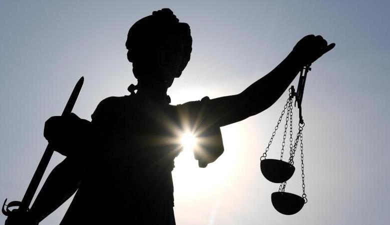 كيف اشتكي على شخص يعمل بالاسود في المانيا؟